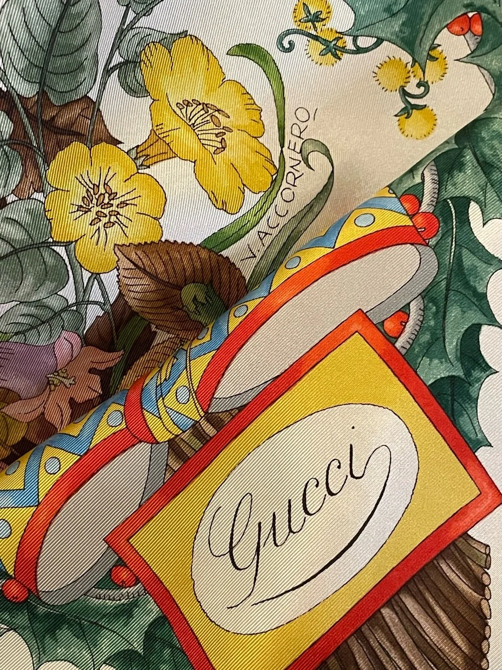 Vintage Gucci V Accornero Silk Scarf Agrifoglio Holly 34 In Good Condition